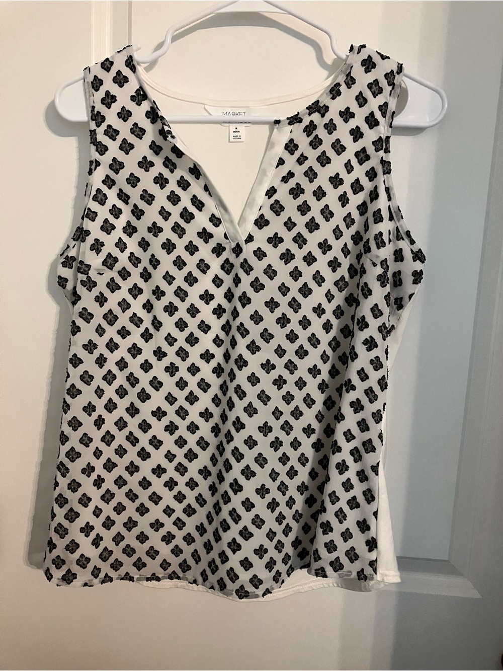 Market & Spruce White Sleeveless V-Neck Top with Black Geometric Print
